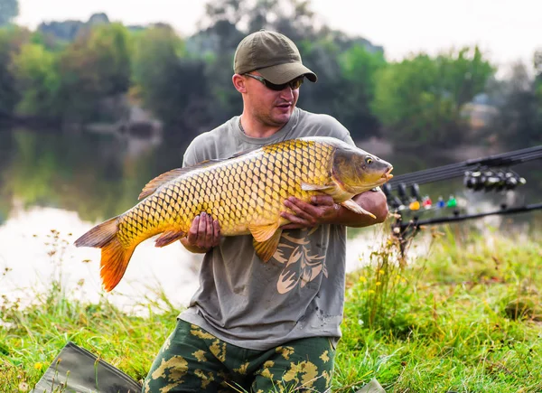 Pêcheur heureux avec trophée de pêche à la carpe — Photo