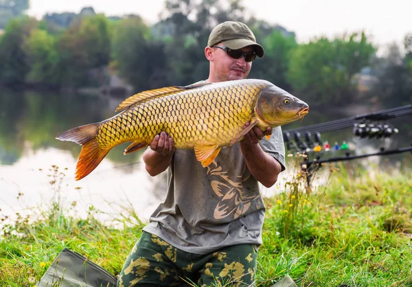 Sazan balıkçılık kupa ile mutlu fener