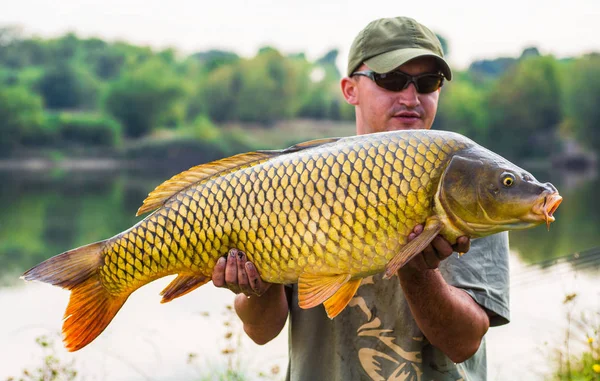 Happy angler med karp fiske trophy — Stockfoto