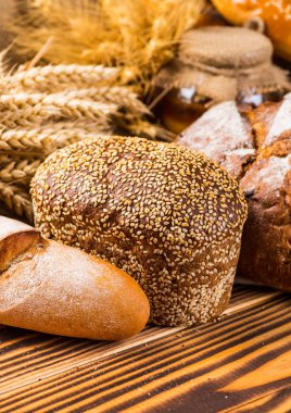 Ahşap masanın üzerinde pişmiş ekmek çeşitleri