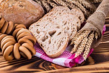 Ahşap masanın üzerinde pişmiş ekmek çeşitleri