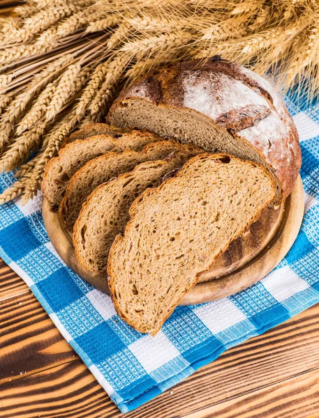 Veel gemengd brood en broodjes schot van bovenaf. — Stockfoto