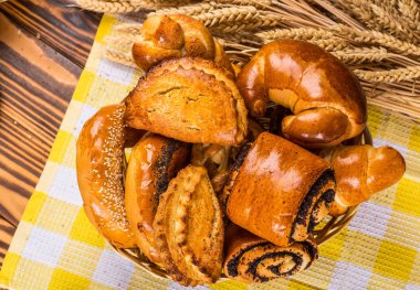 Ahşap masa arkasında pişmiş ekmek çeşitleri