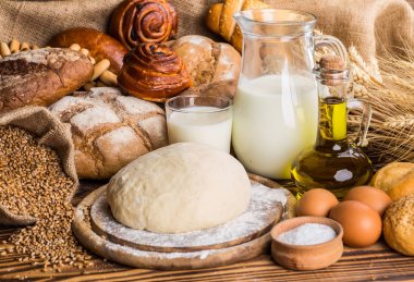 Ahşap masa arkasında pişmiş ekmek çeşitleri