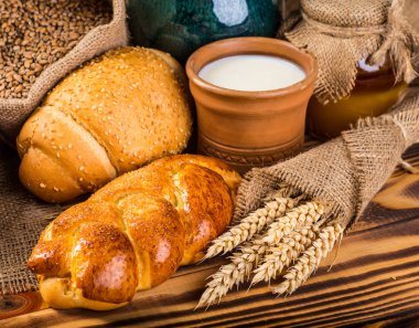 Ahşap masa arkasında pişmiş ekmek çeşitleri