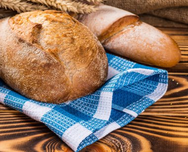 Ahşap masanın üzerinde pişmiş ekmek çeşitleri