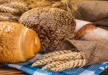 Ahşap masanın üzerinde pişmiş ekmek çeşitleri