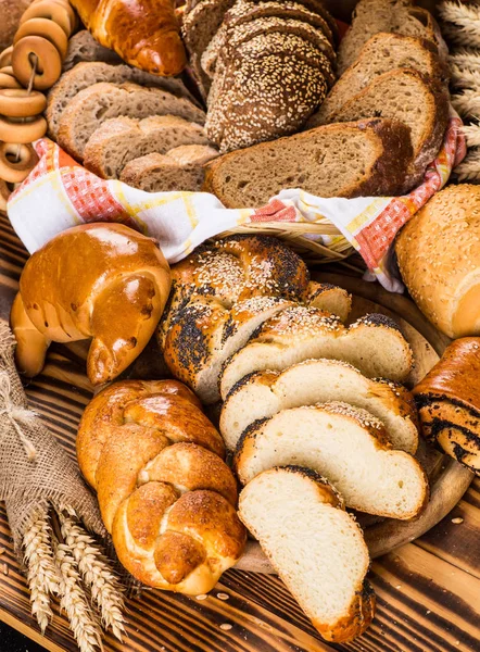 Sortiment av bakat bröd på träbord bakgrund — Stockfoto