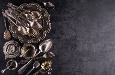 Süsler ile eski vintage gümüş mutfak ekipmanları