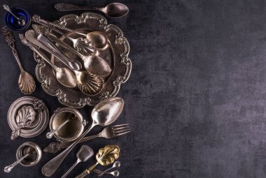 Süsler ile eski vintage gümüş mutfak ekipmanları