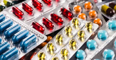 Beyaz Arkaplan 'daki sözlü ilaçlarla dolu.