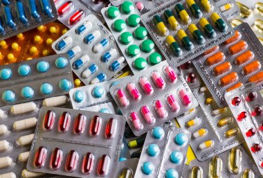 Tablet ve kapsüller şeklinde farklı hapların seçimi