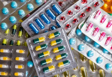 Tablet ve kapsüller şeklinde farklı hapların seçimi