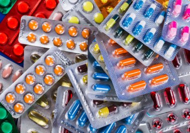 Beyaz Arkaplan 'daki sözlü ilaçlarla dolu.