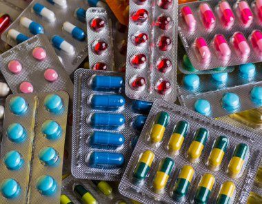 Tablet ve kapsüller şeklinde farklı hapların seçimi