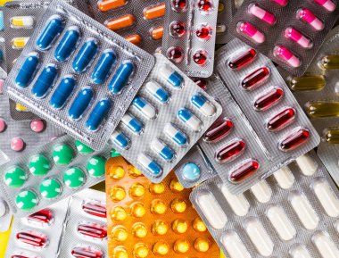 Tablet ve kapsüller şeklinde farklı hapların seçimi