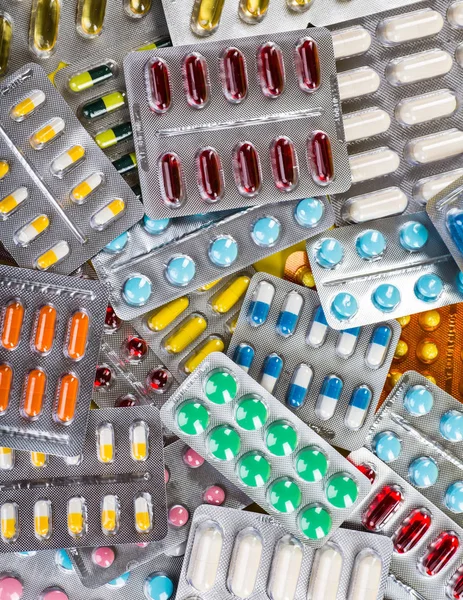 Seleção de diferentes pílulas em forma de comprimidos e cápsulas — Fotografia de Stock