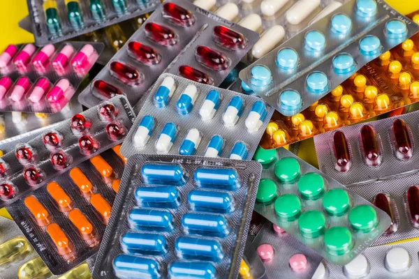 Selectie van verschillende pillen in de vorm van tabletten en capsules — Stockfoto