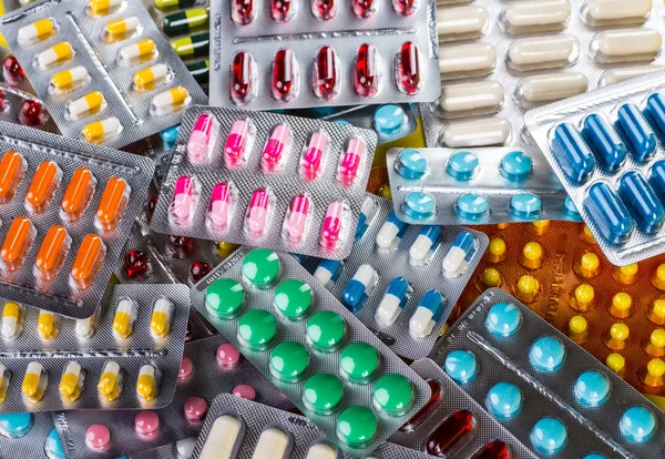 Selectie van verschillende pillen in de vorm van tabletten en capsules — Stockfoto