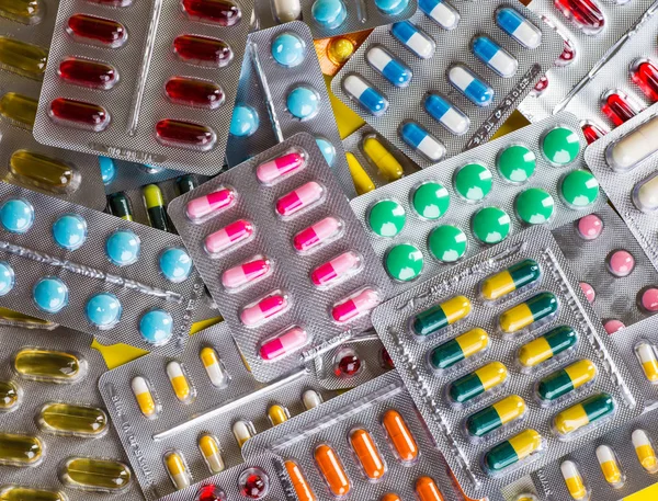 Selectie van verschillende pillen in de vorm van tabletten en capsules — Stockfoto