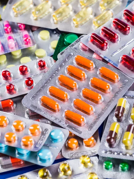 Tabletták és kapszulák gyógyszerek csomagolásban — Stock Fotó