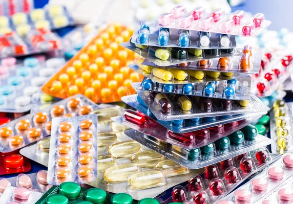 Colorido de medicamentos orais em fundo branco. — Fotografia de Stock