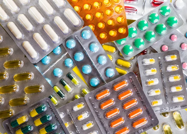 Seleção de diferentes pílulas em forma de comprimidos e cápsulas — Fotografia de Stock