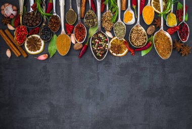 Çeşitli baharatlar kaşık taş masada. Üstten Görünüm .