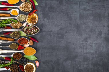 Çeşitli baharatlar kaşık taş masada. Üstten Görünüm .