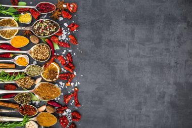 Çeşitli baharatlar kaşık taş masada. Üstten Görünüm .