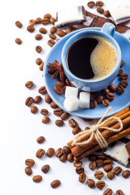 Beyaz arka planda kahve fincanı ve fasulye.. 