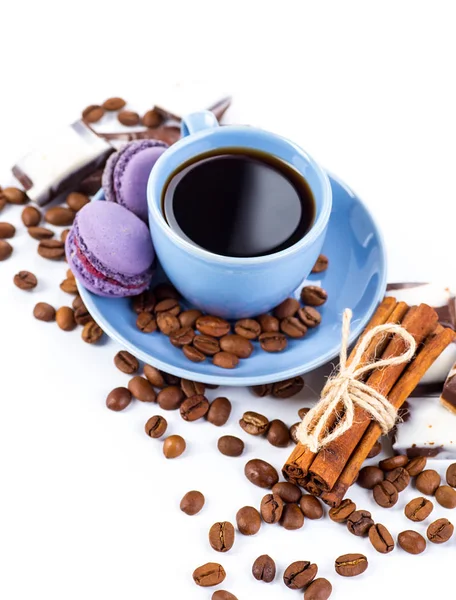 Xícara de café e grãos em um fundo branco. — Fotografia de Stock