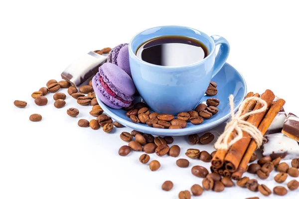 Xícara de café e feijão com delicioso macaroon em um backg branco — Fotografia de Stock