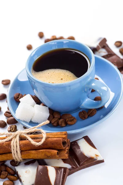 Taza de café y frijoles sobre un fondo blanco. — Foto de Stock