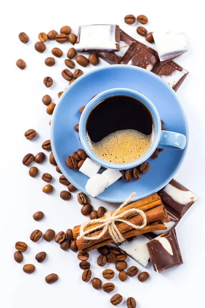 Taza de café y frijoles sobre un fondo blanco. — Foto de Stock