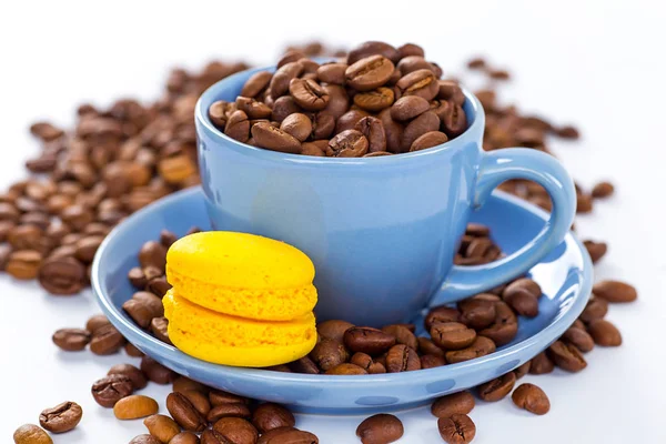 Una taza de café de granos de café — Foto de Stock