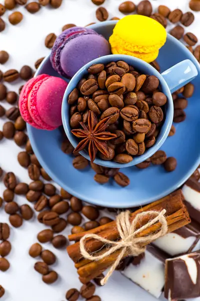 Xícara de café e feijão com delicioso macaroon em um backg branco — Fotografia de Stock