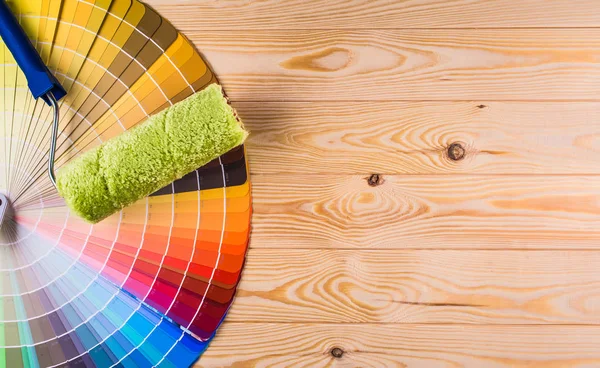 Maler und Dekorateur Arbeitstisch mit Hausprojekt, Farbwatte — Stockfoto