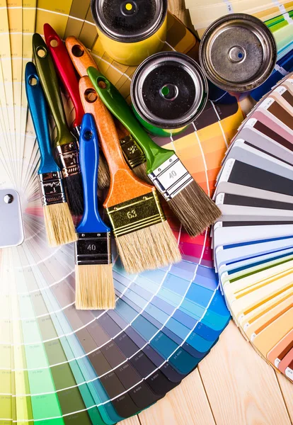 Festő és dekoratőr munkaasztal house projekttel, színes swatc — Stock Fotó