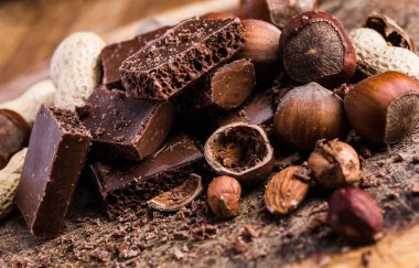 Çikolata bar / çikolata parçaları bar / fındık çikolata / çikolata b