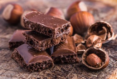 Çikolata bar / çikolata parçaları bar / fındık çikolata / çikolata b