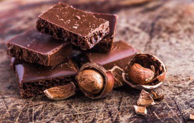 Çikolata bar / çikolata parçaları bar / fındık çikolata / çikolata b