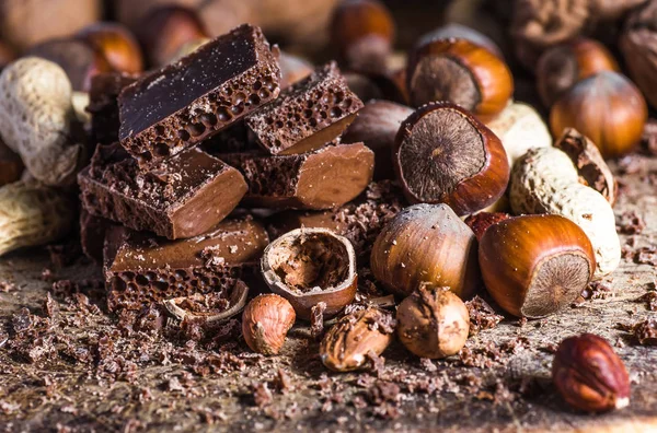 Chocolate bar / chocolate bar pieces / chocolate de nozes / chocolate b — Fotografia de Stock