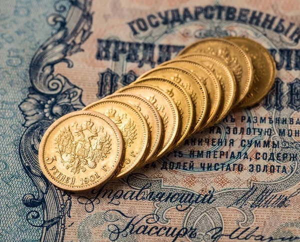Torres de ouro feitas de moedas de ouro.Cinco rublos Nicholas II . — Fotografia de Stock
