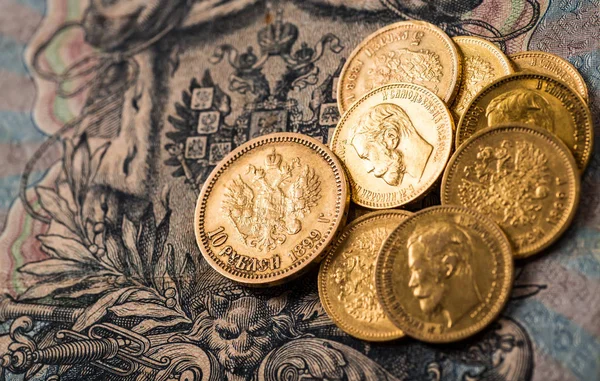 Gold towers made out of gold coins.Five rubles Nicholas II. — Stock Photo, Image