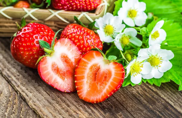 Fresas frescas en un tazón sobre una mesa de madera. — Foto de Stock