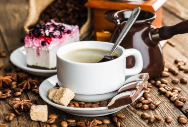 Tablo croissants ve kahve Kahvaltı