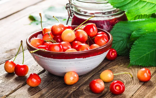 Fresh cherries in bowl on table — Stock Photo, Image