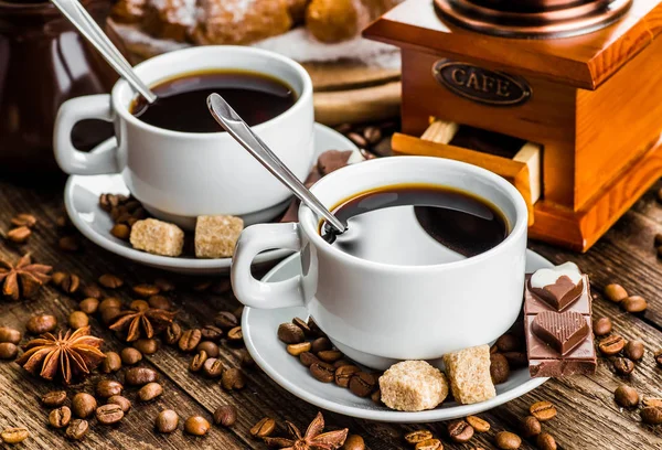 Desayuno con café y cruasanes en la mesa — Foto de Stock