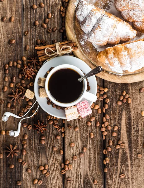 Ontbijt met koffie en croissants op tafel — Stockfoto